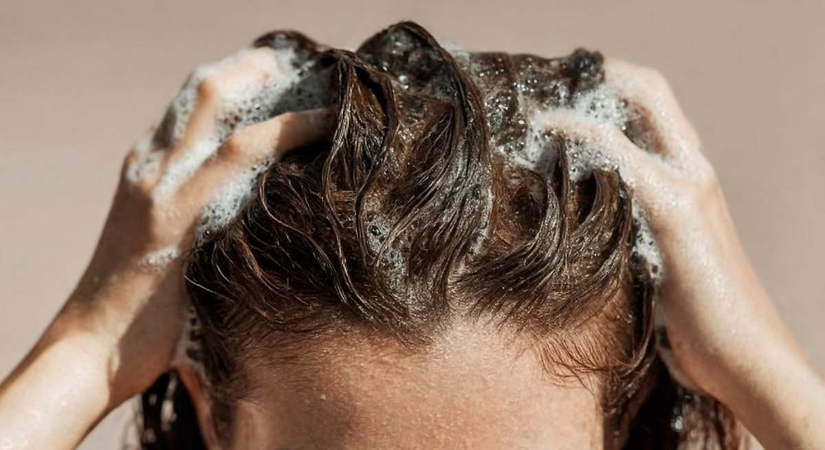 Jak si doma umýt vlasy, aby se odstranil maz z kořínků, aniž by se poškodily konečky a ztratila hustota vlasů