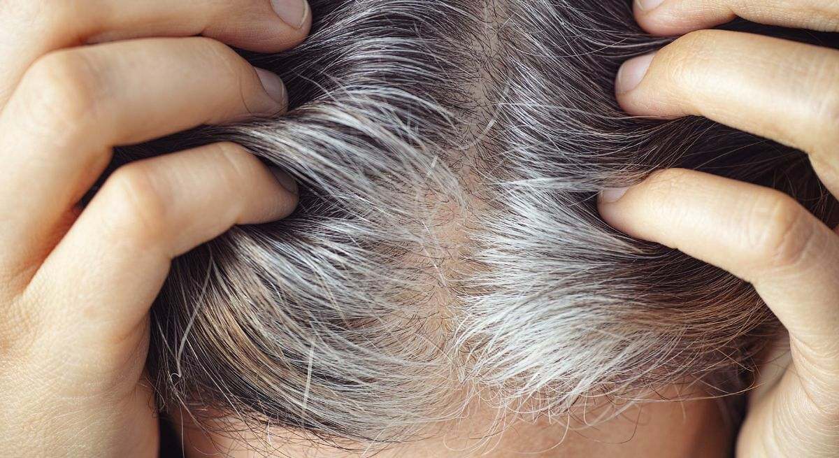 Jaké jsou výhody použití jedlé sody a rozmarýnu k barvení šedivých vlasů a jak to lze udělat efektivně?