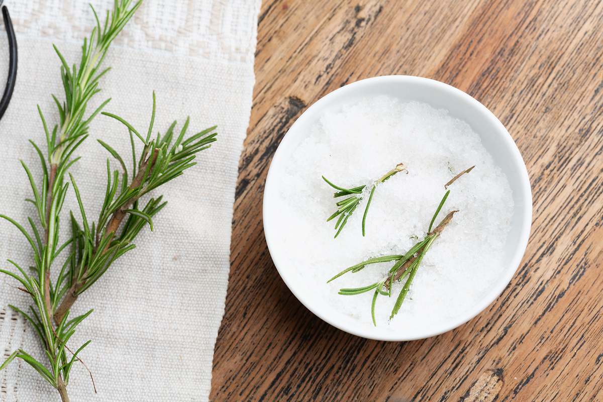 Jaké jsou výhody použití jedlé sody a rozmarýnu k barvení šedivých vlasů a jak to lze udělat efektivně?