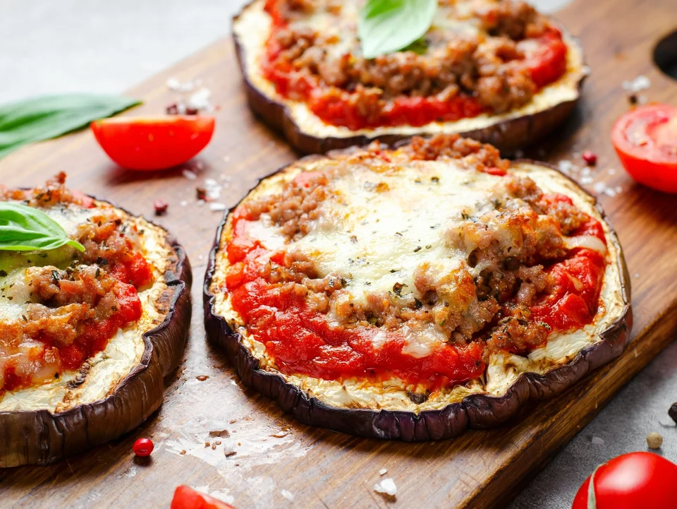 Nakrájím lilky, přidám maso a sýr. Tato teplá předkrm zmizí ze stolu ještě dříve, než ji stačím naservírovat.