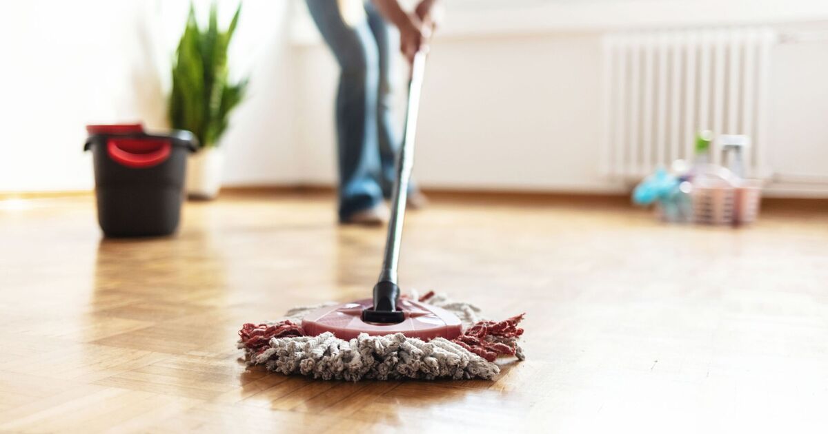 Lesklé podlahy bez šmouh: „Nasypte lžíci prostředku do kbelíku“