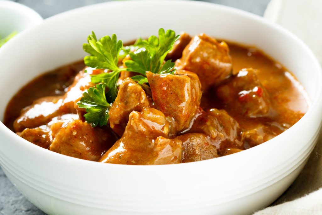 Místo přidávání mouky zahušťuji guláš pomocí chytré metody bez přísad. 100% přírodní a chutné. AA1umWNC 1024x683