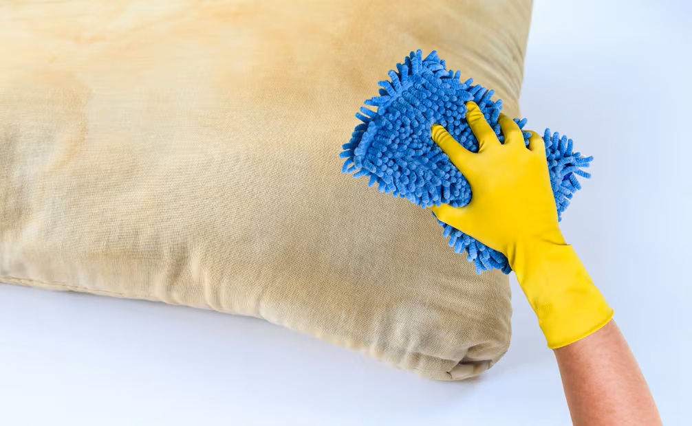 Jak odstranit žluté skvrny z polštářů? Zjistěte účinnou metodu.