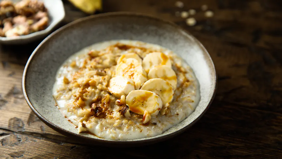 Ovesná kaše bez vaření. Snídaně se připraví sama, zatímco vy se sprchujete.