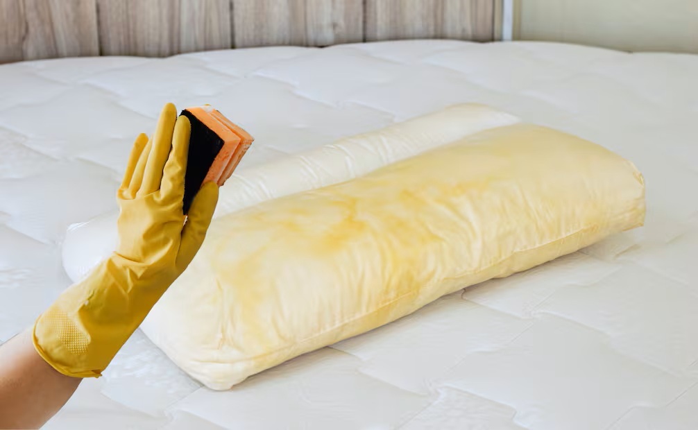 Jak odstranit žluté skvrny z polštářů? Zjistěte účinnou metodu.