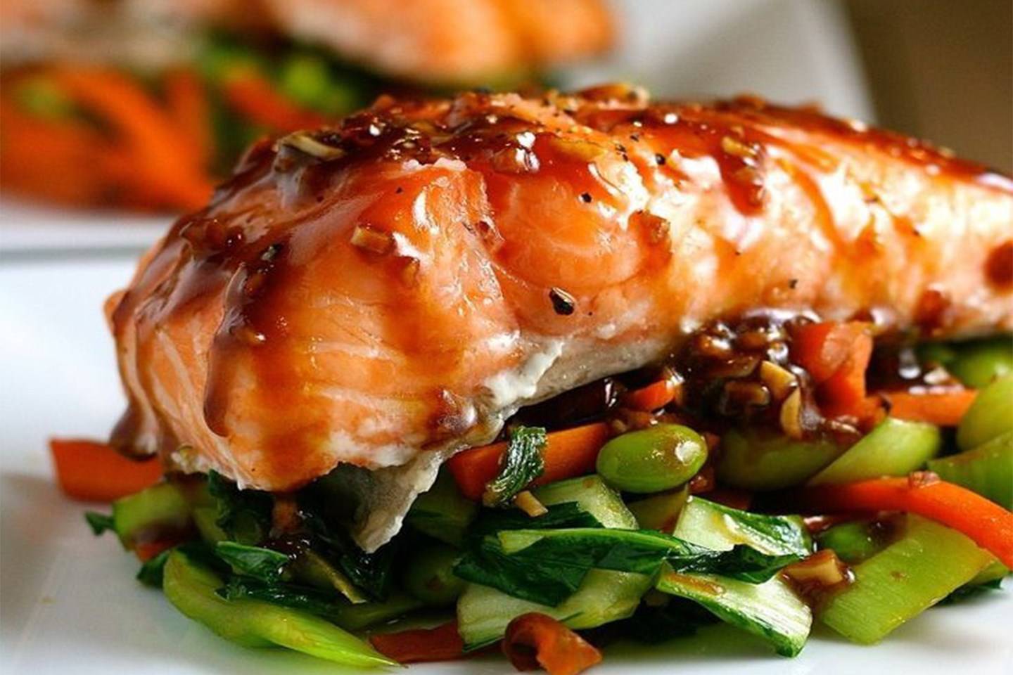 Pečený losos se sójovou omáčkou: jednoduchý a rychlý recept, který si získá vaše hosty