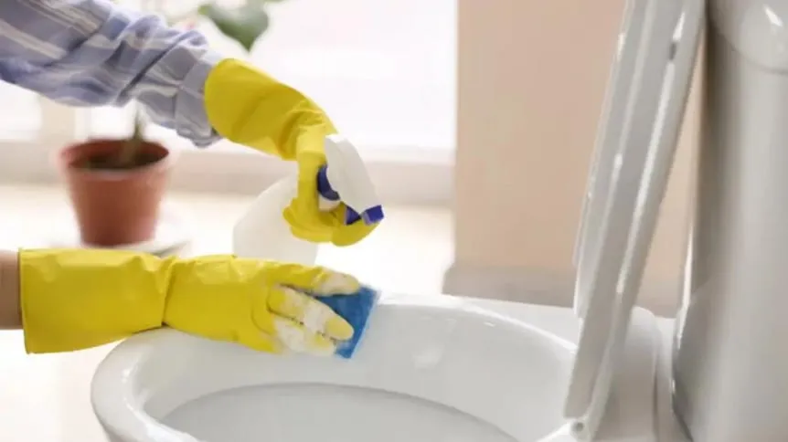 Jak snadno odstranit vodní kámen v koupelně a vrátit jí lesk