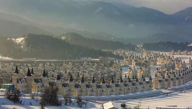 Vypadá to jako opuštěný Disneyland. Toto pohádkové sídlo vám vyvolá husí kůži!