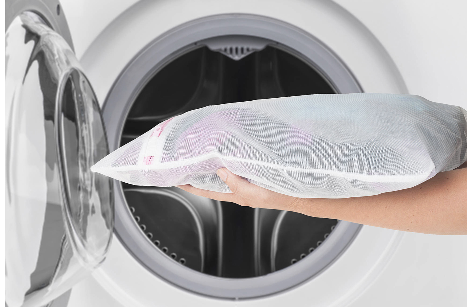 Proto stále více lidí dává do pračky polyetylenový sáček