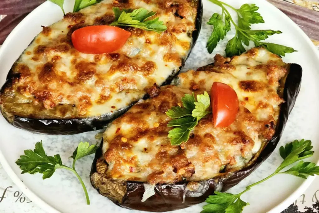 Nakrájím lilky, přidám maso a sýr. Tato teplá předkrm zmizí ze stolu ještě dříve, než ji stačím naservírovat. Kashkaval Patladjan Kaima 1024x683