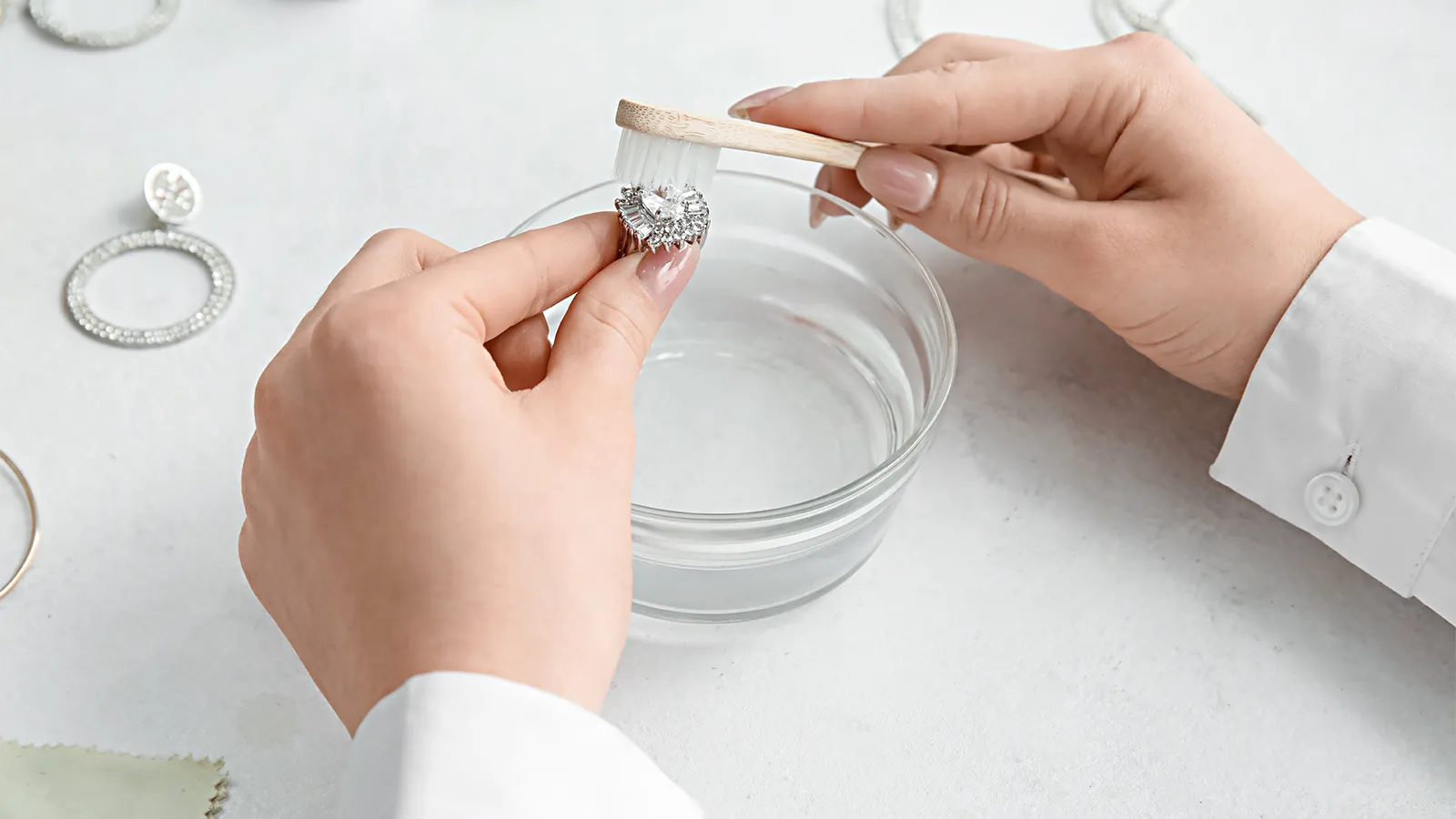 Žádný šperkařský čisticí prostředek nevyčistí stříbro tak dobře. Stačí pár minut ve vaně a vaše šperky budou vypadat jako nové.