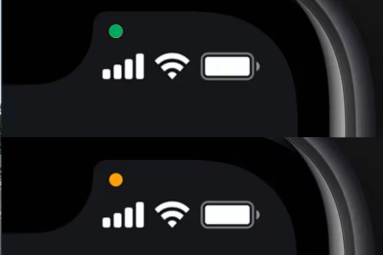 Co je to za zelenou tečku, která se objevuje v horní části iPhonu?