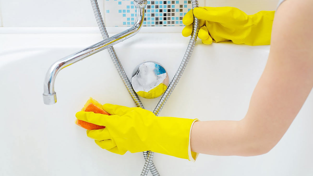 Jak snadno odstranit vodní kámen v koupelně a vrátit jí lesk